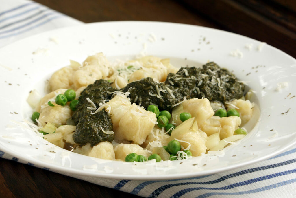 Gnocchi with pesto and peas - Facts about Italian food