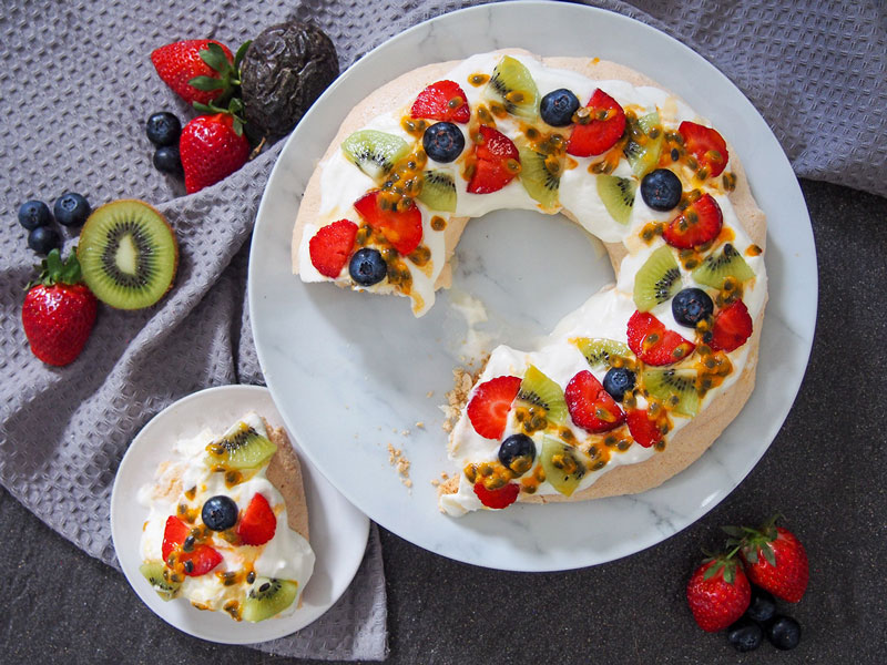 Christmas pavlova wreath - Image from CuriousCuisiniere.com - Kids cook food from New Zealand